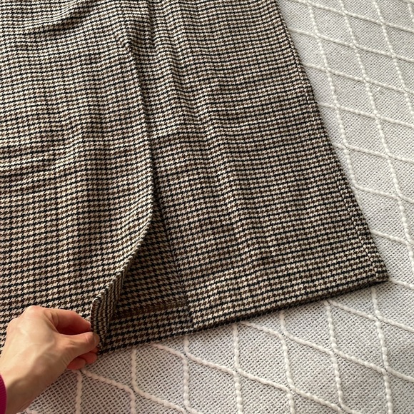 Plaid skirt
Slip in front
Great condition - Picture 3 of 7